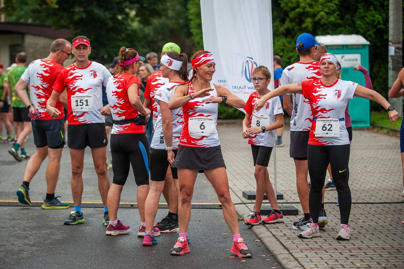 Zawodnicy klubu BK Ludgeřovice w biało-czerwonych koszulkach rozgrzewają się przed startem